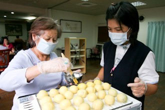 柚香、餅香圓中秋　輕安居長者手做月餅「柚」甜蜜