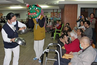 輕安居熱鬧慶團員 溫馨圍爐過好年