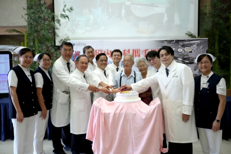 花蓮慈院醫療團隊與開心病友許恩禮及家人合影 花蓮慈院醫療團隊與開心病友許恩禮及家人合影