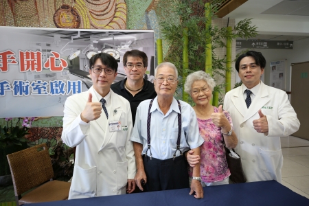 花蓮慈院心臟內科主任陳郁志(右一)、外科部主任張睿智(左一)與開心病友許恩禮及家人合影