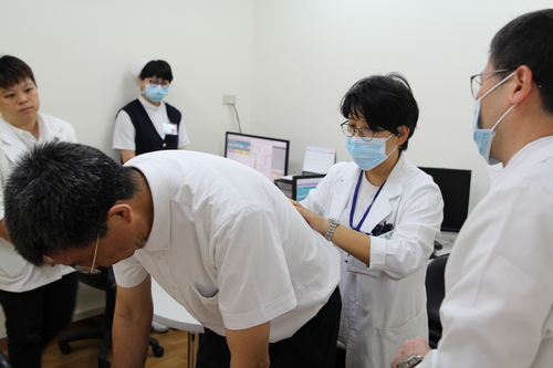 引導年輕醫師觸診，羅明江醫師指出到花蓮來，分享醫理與臨床經驗，也是他到花蓮慈院的目的之一