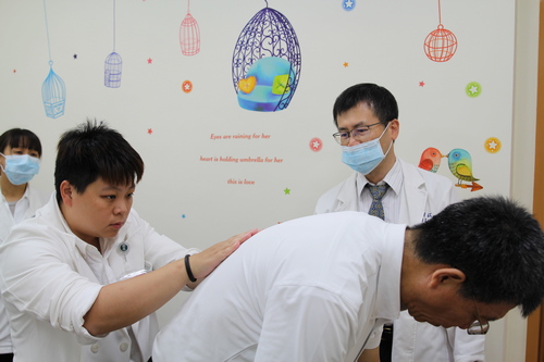 引導年輕醫師觸診，羅明江醫師指出到花蓮來，分享醫理與臨床經驗，也是他到花蓮慈院的目的之一