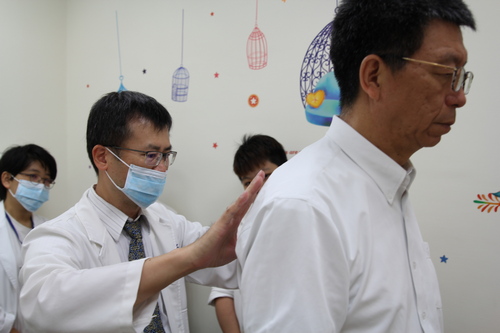 羅明江醫師診治病人過程，邊教學