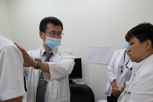羅明江醫師診治病人過程，邊教學