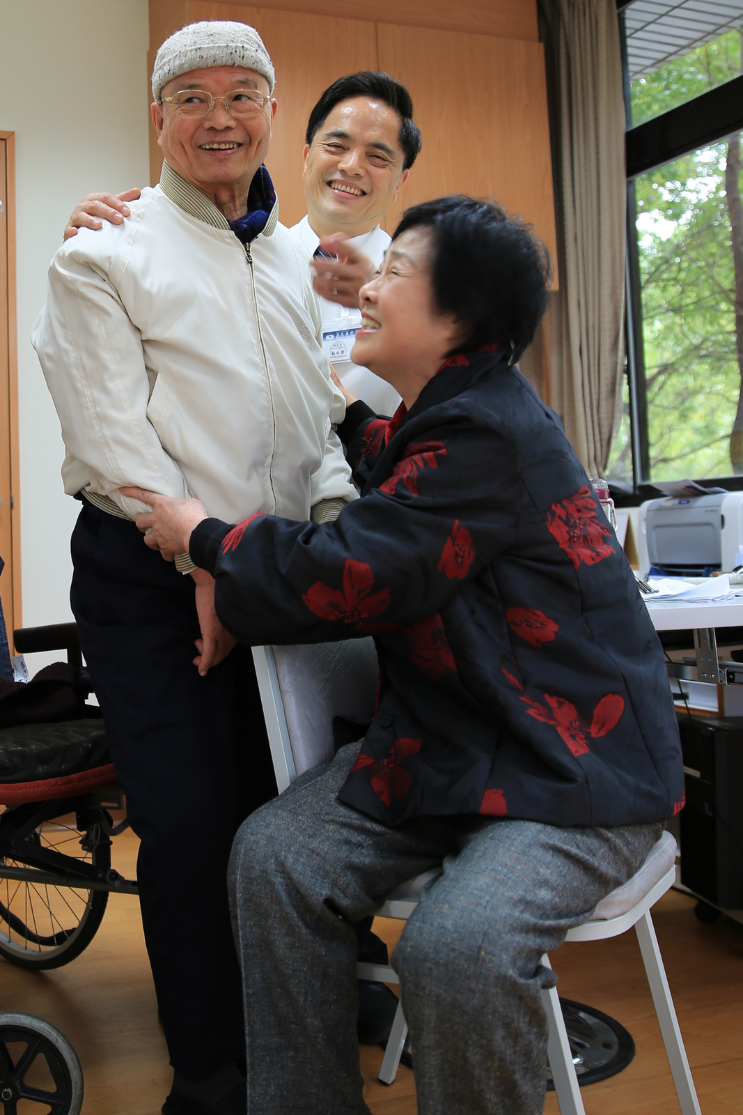 花蓮慈濟醫院神經外科林欣榮院長（左）與神經外科主任邱琮朗（右）為患者進行自體脂肪幹細胞(ADSC)腦部移植治療陳舊性腦中風。 右圖：從病患身上抽取5cc自體脂肪後，交由合作公司去擴增，幹細胞數量可以從原先的一萬多擴增到上億，再濃縮成1cc的幹細胞製劑，注入受傷的腦神經纖維中，讓慢性腦中風患者靠它重新站起來