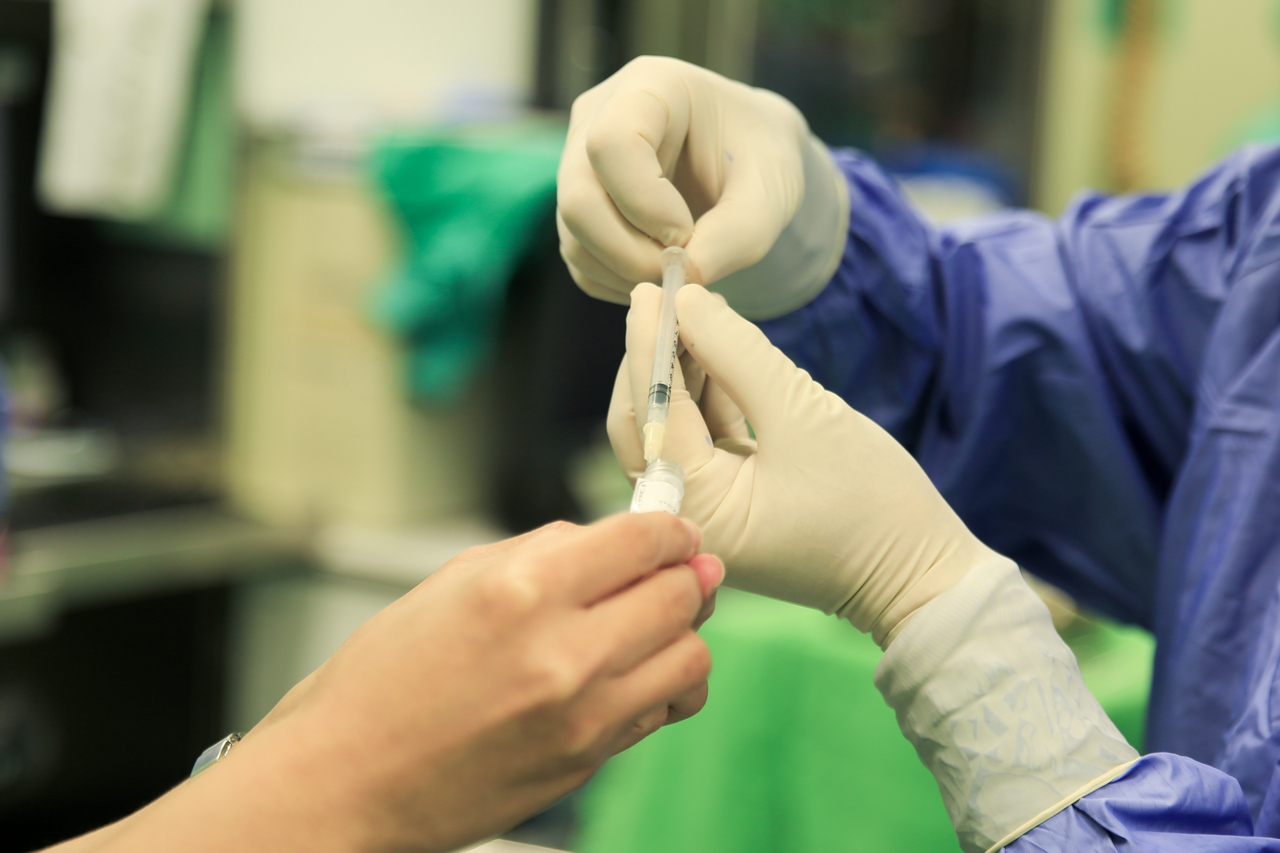 花蓮慈濟醫院神經外科林欣榮院長（左）與神經外科主任邱琮朗（右）為患者進行自體脂肪幹細胞(ADSC)腦部移植治療陳舊性腦中風。 右圖：從病患身上抽取5cc自體脂肪後，交由合作公司去擴增，幹細胞數量可以從原先的一萬多擴增到上億，再濃縮成1cc的幹細胞製劑，注入受傷的腦神經纖維中，讓慢性腦中風患者靠它重新站起來