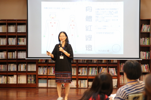 慈濟大學兒童發展與教育學系李雪菱副教授，跟學員談家長親職性教育，並以生活中的例子，告知性別教育的重要性及如何執行