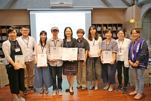 左起花蓮慈院小兒部醫師朱紹盈、國立東華大學諮商與臨床心理系助理教授翁世恆、《蝴蝶朵朵》共同作者徐思寧、《不再沉默》作者陳潔晧、慈濟大學兒童發展與教育學系副教授李雪菱、臺灣高等檢察署花蓮檢察分署檢察官黃怡君、兒童暨家庭扶助基金會花蓮分事務所督導王芯婷、勵馨社會福利專業基金會主任朱慶萍、花蓮兒少保醫療區域整合中心社工廖夏慧、聚落書坊文教發展協會理事長王緯華