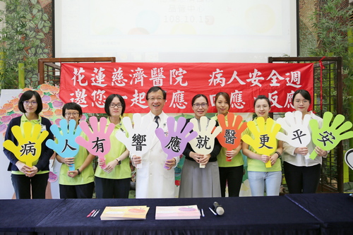 醫務秘書李毅(左四)與品管中心團隊宣導病人安全週