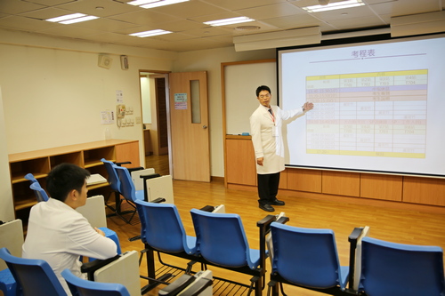 花蓮慈濟醫院何宗融副院長（右）向考生說明測驗規則