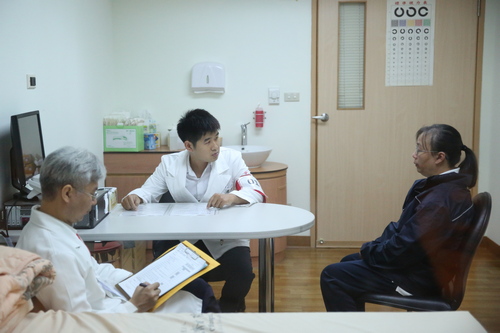 參與中醫內科專科醫師訓練的盧昱竹醫師（中），面對真實的標準化病人，測試他們在臨床的訓練成果