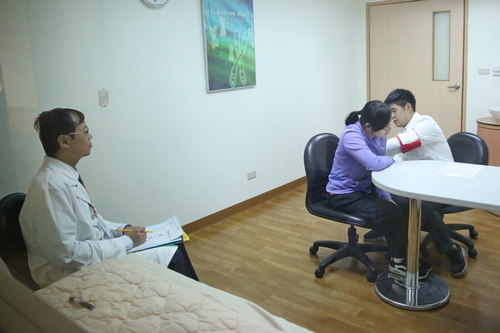 參與中醫內科專科醫師訓練的盧昱竹醫師，向標準化病人問診