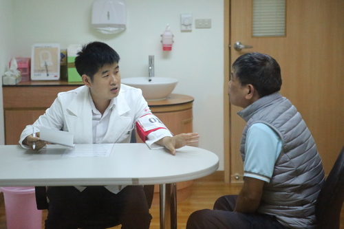 參與中醫內科專科醫師訓練的盧昱竹醫師，向標準化病人問診