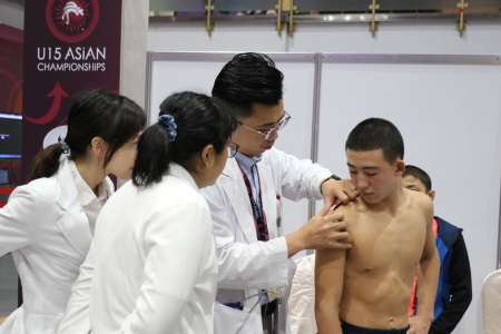 哈薩克選手趁休息時接受中醫師調理 哈薩克選手趁休息時接受中醫師調理