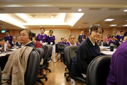 阿部教授(左二)主持的實作課，更由專家史密斯教授(左三)及高聖博醫師(左一)兩人演繹，讓學員觀察記錄