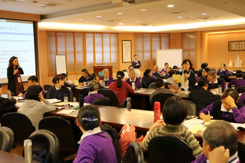 阿部教授(左二)主持的實作課，更由專家史密斯教授(左三)及高聖博醫師(左一)兩人演繹，讓學員觀察記錄