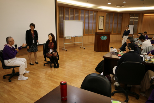 阿部教授(左二)主持的實作課，更由專家史密斯教授(左三)及高聖博醫師(左一)兩人演繹，讓學員觀察記錄