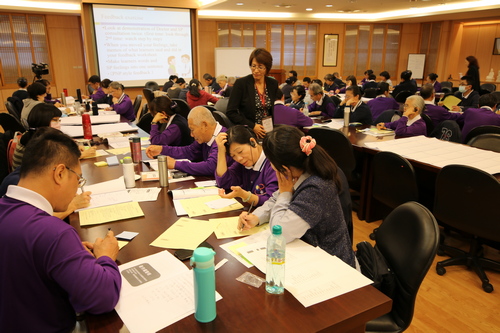 阿部教授(左二)主持的實作課，更由專家史密斯教授(左三)及高聖博醫師(左一)兩人演繹，讓學員觀察記錄