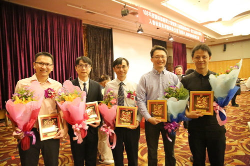 左起花蓮慈院血液腫瘤科病房主任朱崧肇、外科部主任張睿智、肝膽腸胃科醫師易志勳、復健醫學部復健醫學科醫師洪裕洲(右一)也獲得花蓮縣醫師公會優良醫師的表揚