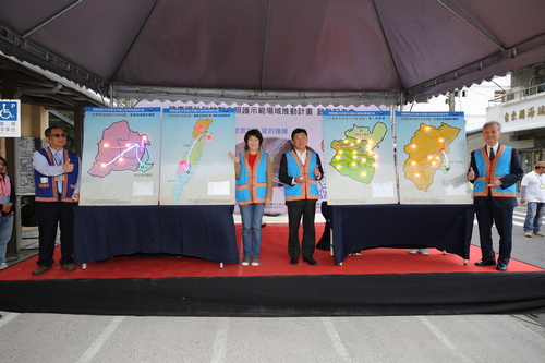 慈濟醫療法人執行長林俊龍（右起）、衛生福利部陳時中部長、台東縣縣長饒慶鈴與海端鄉衛生所主任陳境治一起正式啟動健康福祉科技整合照護示範場域推動計畫