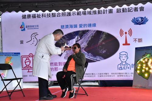 關山慈濟醫院院長張志芳應用科技五官鏡為民眾進行檢查，檢查結果可透過網路傳送至醫院，由專科醫師進行診斷