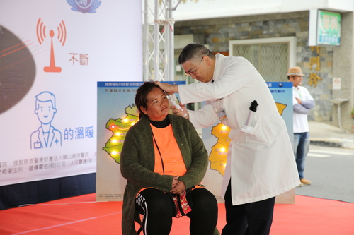 關山慈濟醫院院長張志芳應用科技五官鏡為民眾進行檢查，檢查結果可透過網路傳送至醫院，由專科醫師進行診斷