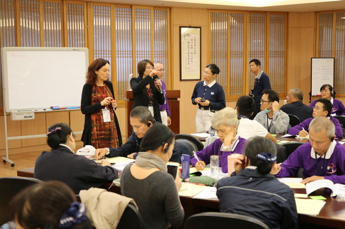 標準化病人李惠萍師姊(四格右下圖站立者左四)擔任口譯，讓整個研討會及工作坊，國際專家與學員互動零距離。