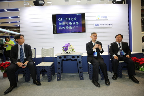 花蓮慈院精準醫學中心主任李啟誠(右二)，分享CIK細胞治療首例經驗，讓更多民眾了解細胞治療的方式與優勢。