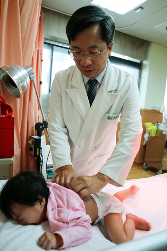 今年八月開始,腦麻病童欣欣在花蓮慈濟醫院中醫兒科主任楊成湛門診接受針灸、中醫捏脊按摩、中藥配合復健的中西醫合療模式,治療三個多月後肌張力異常與肢體協調性有明顯進步,同時食慾差與便祕也改善許多 今年八月開始,腦麻病童欣欣在花蓮慈濟醫院中醫兒科主任楊成湛門診接受針灸、中醫捏脊按摩、中藥配合復健的中西醫合療模式,治療三個多月後肌張力異常與肢體協調性有明顯進步,同時食慾差與便祕也改善許多