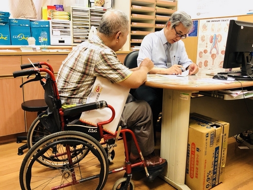 在繁忙的臨床與研究事務之外,郭漢崇主任帶領團隊走出醫院圍牆,長期照顧脊髓損傷病人,在臺灣各地舉辦義診及衛教講座,以使用肉毒桿菌素的治療方式,讓長期必須帶著尿袋的病人,可以遠離尿袋 在繁忙的臨床與研究事務之外,郭漢崇主任帶領團隊走出醫院圍牆,長期照顧脊髓損傷病人,在臺灣各地舉辦義診及衛教講座,以使用肉毒桿菌素的治療方式,讓長期必須帶著尿袋的病人,可以遠離尿袋