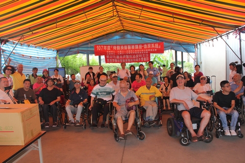 在繁忙的臨床與研究事務之外，郭漢崇主任帶領團隊走出醫院圍牆，長期照顧脊髓損傷病人，在臺灣各地舉辦義診及衛教講座，以使用肉毒桿菌素的治療方式，讓長期必須帶著尿袋的病人，可以遠離尿袋