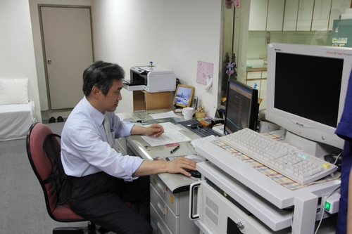 二十二年來郭漢崇主任親自為排尿障礙病人進行錄影尿動力學檢查，建立正確的臨床診斷及精準醫療，目前已執行超過2萬2千例