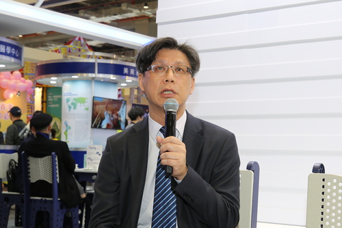 台灣尖端先進生技醫藥副總經理黃濟鴻博士，分享CIK細胞治療首例經驗，讓更多民眾了解細胞治療的方式與優勢。