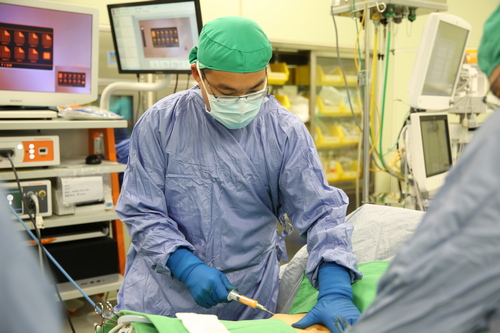 運動醫學中心主任劉冠麟抽取病人腹部脂肪