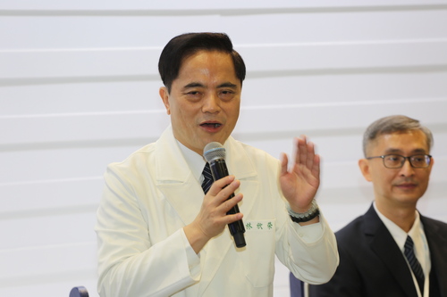 林欣榮院長分享目前花蓮慈院透過細胞療法二位病人接受治療的狀況。