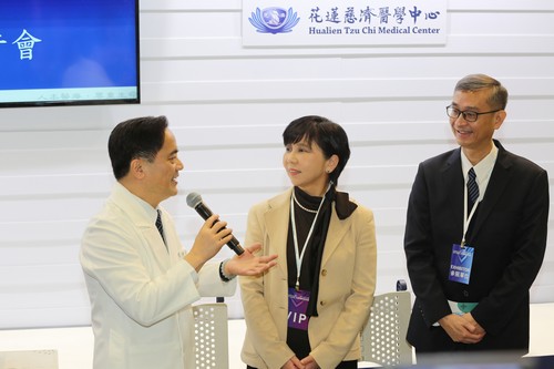 世界幹細胞及細胞移植治療領域頂尖專家出澤真理(Mari Dezawa)教授（中）特地來台參與大會分享人體內源性的多潛能幹細胞（MUSE細胞）的最新研究外，並肯定花蓮慈院對細胞治療臨床及研究的努力。
