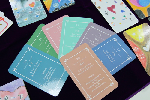 王淑貞副主任運用色彩繽紛的心情卡，引導受助者說出心中煩惱，讓情緒有宣洩的出口，互相支持彼此心靈傳遞正念，一起找到幸福的能量