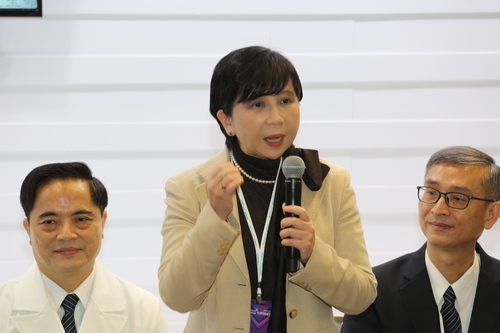 世界幹細胞及細胞移植治療領域頂尖專家出澤真理(Mari Dezawa)教授（中）特地來台參與大會分享人體內源性的多潛能幹細胞（MUSE細胞）的最新研究外，並肯定花蓮慈院對細胞治療臨床及研究的努力。