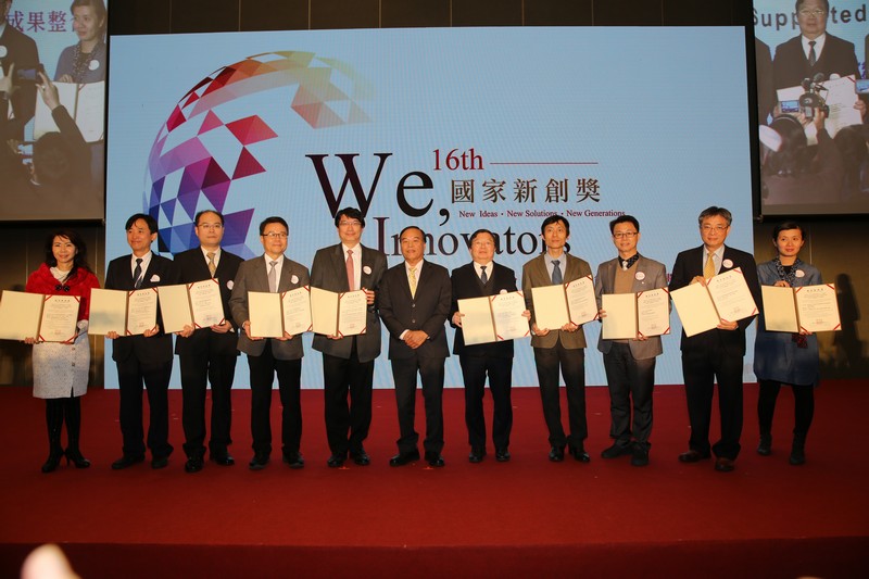 曾以創新研發微創人空膝關節手術器械組在2010年獲國家新創獎的花蓮慈院名譽院長陳英和(右五)，以「用於治療肌萎縮側索硬化(ALS)之開發計畫」獲2017年國家新創獎的創新研發中心副研發長韓鴻志教授(左二)，以及於2014獲國家新創獎HK-001-Wafer對抗人類惡性腦膠質瘤(左一，由取得技轉長弘生技公司周姵妏董事長代表)，同獲今年新創精進獎殊榮。