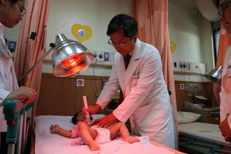 楊成湛以針灸、中醫捏脊按摩、中藥配合復健的中西醫合療模式，促進欣欣的腦部循環與改善運動神經功能及肌肉張力，也以中藥調理脾胃與提升免疫功能