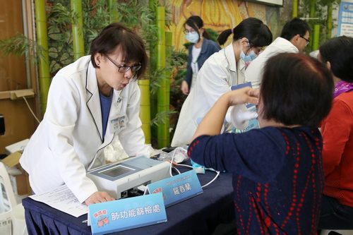 花蓮慈院胸腔內科呼吸治療組長羅春蘭協助民眾檢測肺功能