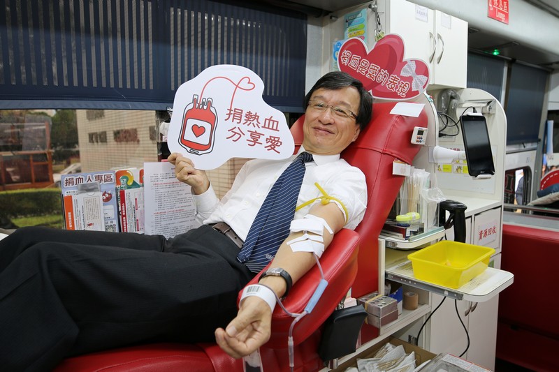花蓮慈院醫務秘書李毅表示，在開刀房的時候，看到這一袋血可以讓一個人獲救，是件很有價值又很快樂的事情。