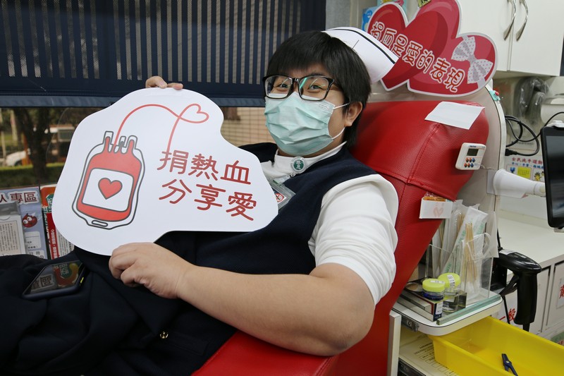 花蓮慈院病房護理長周英芳說，在醫院工作，深刻了解血液不足對病人的影響很大，所以一聽到血荒就邀約實習的學弟妹一起加入捐血的行列。