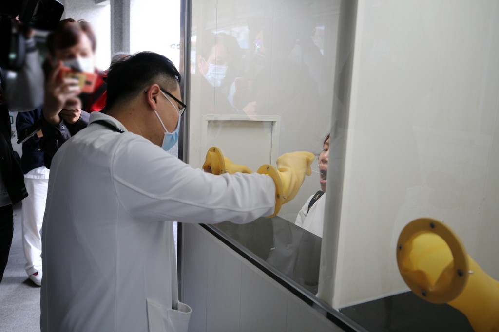 醫護人員透過負壓採檢室,不需要直接接觸到看診民眾 醫護人員透過負壓採檢室,不需要直接接觸到看診民眾