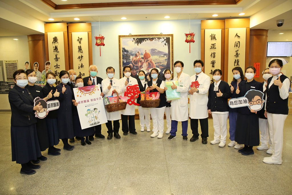 花蓮慈濟醫院林欣榮院長（左九）與副院長吳彬安（左八）、何宗融（右六）與慈濟志工送上愛的禮物給急診部。