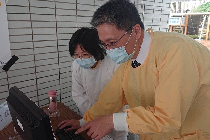 左起醫務部副主任吳雅汝、內科部副主任王智賢，以志工身分支援假日門禁管制排班。