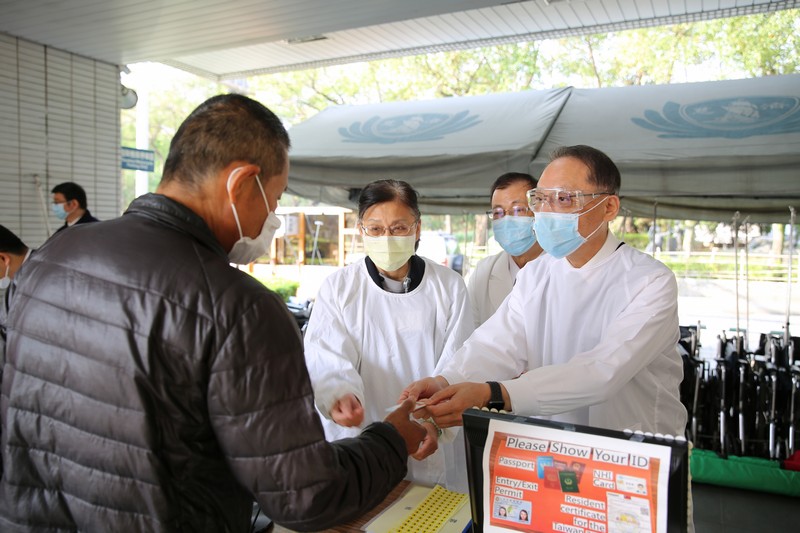慈濟慈善事業基金會執行長顏博文(右)表示，透過外圍的防疫工作，初步篩檢進出醫院的民眾，希望能減輕醫院同仁的工作負擔。