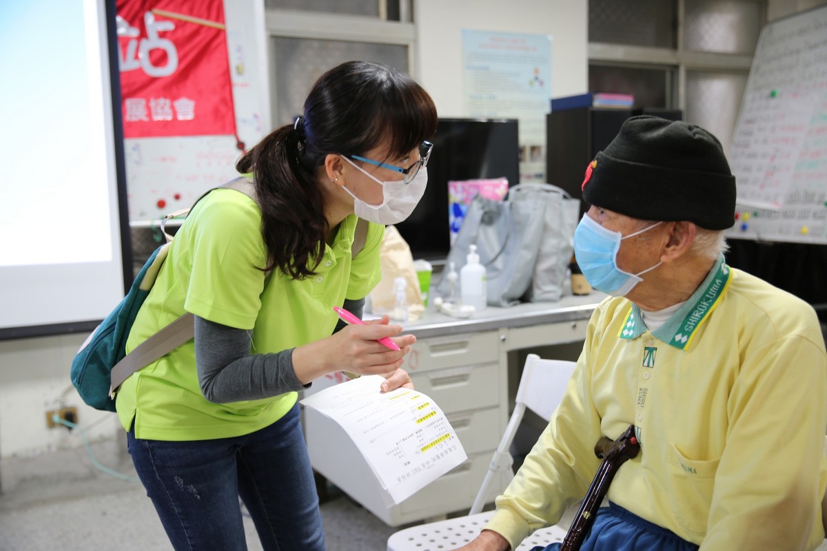 衛教之前,社區醫學中心團隊先為長者們進行量測體溫、洗手消毒及協助填寫TOCC防疫評估表。 衛教之前,社區醫學中心團隊先為長者們進行量測體溫、洗手消毒及協助填寫TOCC防疫評估表。