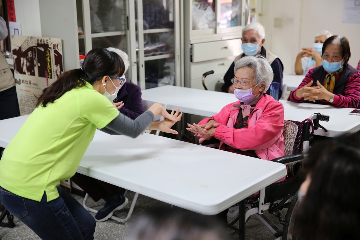 花蓮慈院高齡暨社區醫學部為社區長者帶來防疫衛教。 花蓮慈院高齡暨社區醫學部為社區長者帶來防疫衛教。
