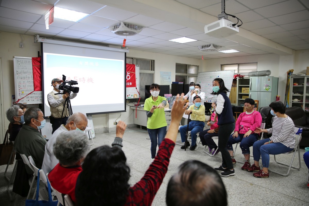 長者們也有滿滿的心得回應,現場就有長者舉手發言。 長者們也有滿滿的心得回應。,現場就有長者舉手發言